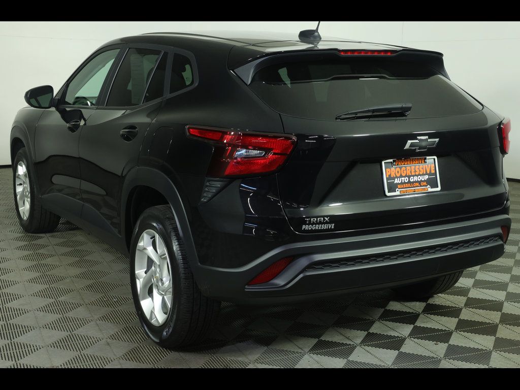 Used 2024 Chevrolet Trax LS w/ LS Convenience Package FWD image 14