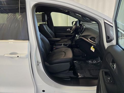 New 2025 Chrysler Pacifica Select image 26