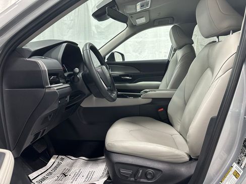 Used 2025 Toyota Grand Highlander AWD image 14