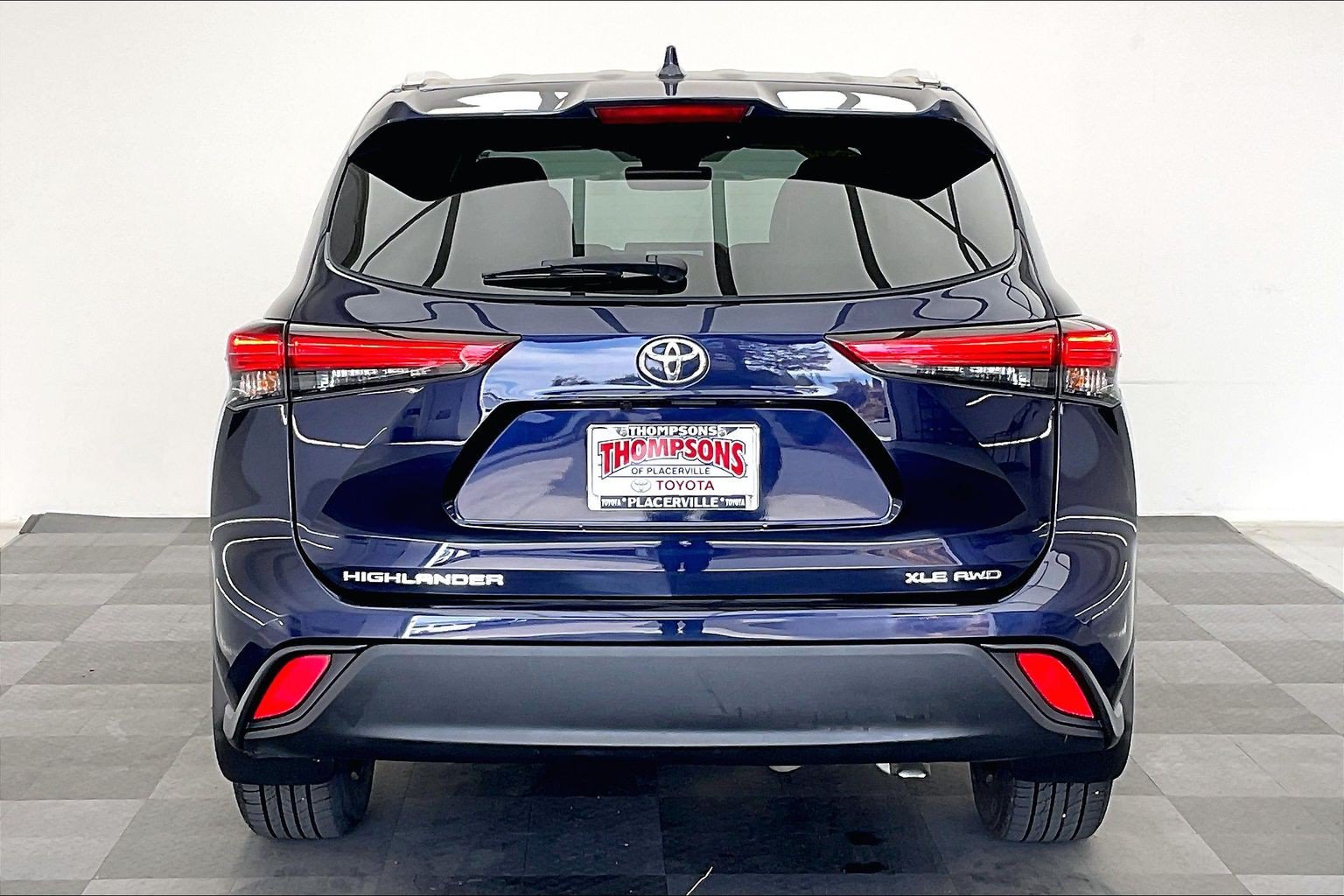 Used 2023 Toyota Highlander XLE AWD/4WD image 3