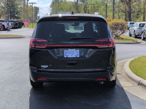 New 2026 Chrysler Pacifica Select FWD image 6