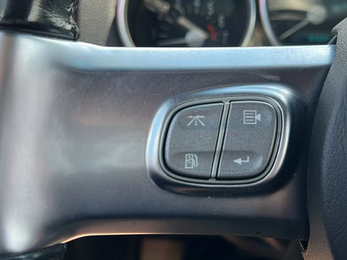 Used 2004 Chevrolet SSR w/ Preferred Equipment Group RWD image 24