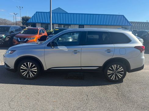 Used 2020 Mitsubishi Outlander ES image 2