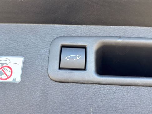 Used 2025 Toyota Highlander LE FWD image 21