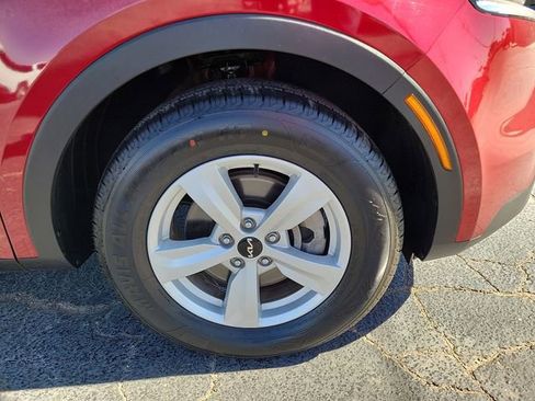 Used 2023 Kia Sorento LX image 9