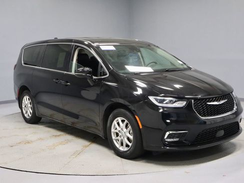 Used 2024 Chrysler Pacifica Touring-L FWD image 1