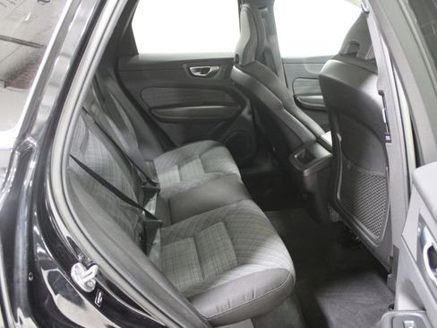 Used 2022 Volvo XC60 B5 Momentum image 21