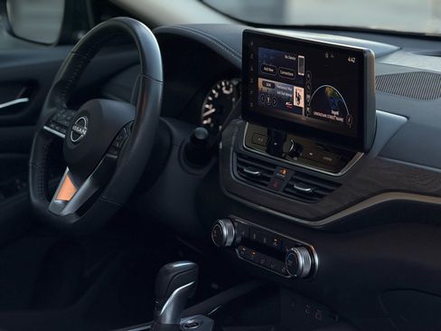 Used 2024 Nissan Altima 2.5 SV w/ SV Premium Package image 11