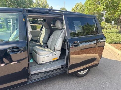 Used 2011 Toyota Sienna XLE AWD/4WD image 15
