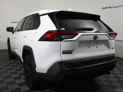 Used 2022 Toyota RAV4 LE image 9