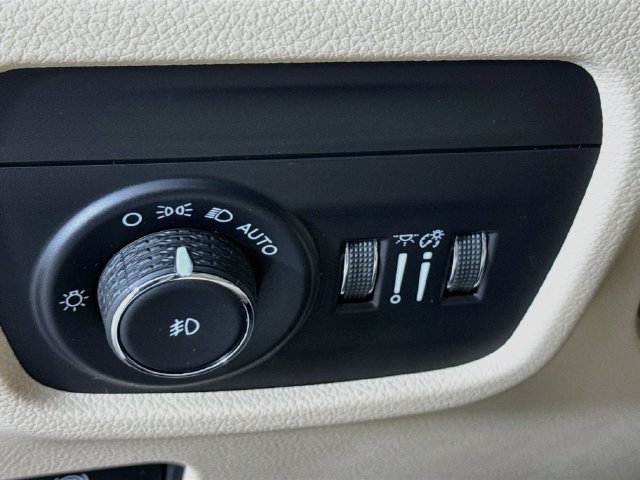 Used 2023 Jeep Grand Cherokee Limited w/ Luxury Tech Group II AWD/4WD image 13