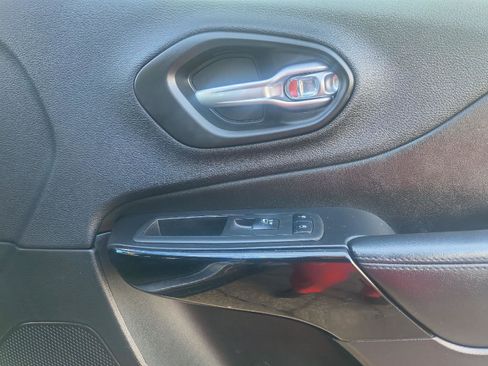 Used 2020 Jeep Cherokee Latitude Plus image 34