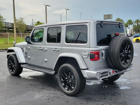 Used 2021 Jeep Wrangler Unlimited Sahara AWD/4WD image 4