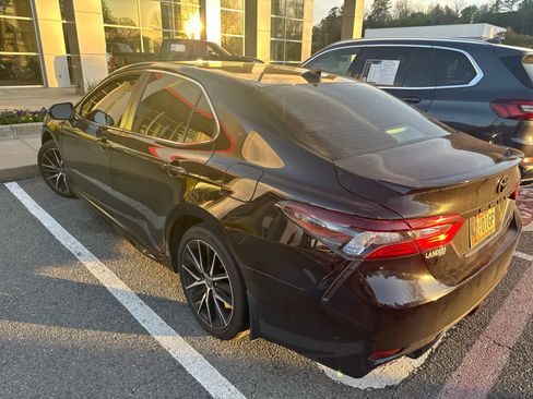 Used 2024 Toyota Camry SE image 4