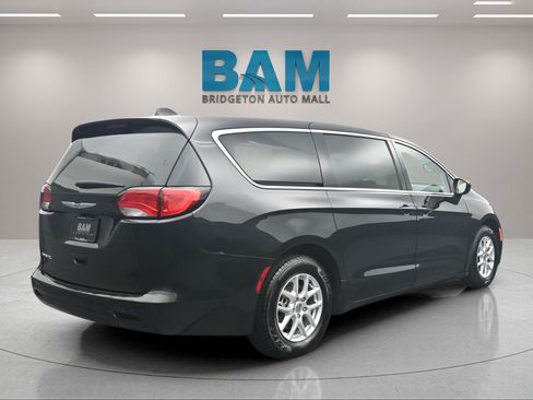 Used 2022 Chrysler Voyager LX FWD image 6