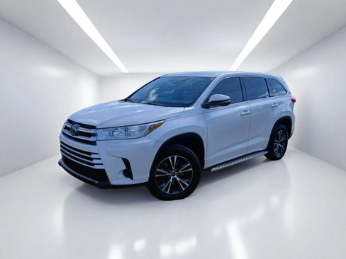 Used 2018 Toyota Highlander LE FWD image 1