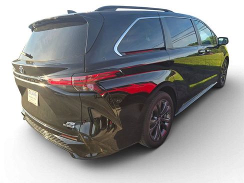 Used 2023 Toyota Sienna XSE FWD image 4