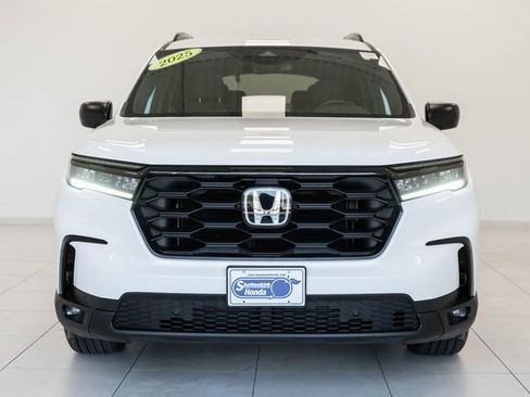 Used 2025 Honda Pilot Sport image 5