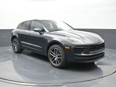 Certified 2025 Porsche Macan AWD/4WD image 24