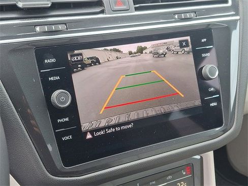 Used 2022 Volkswagen Tiguan SE image 17