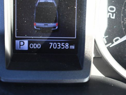 Used 2016 Toyota Tacoma TRD Sport image 32