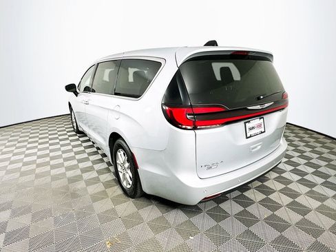 Certified 2024 Chrysler Pacifica Touring-L image 7