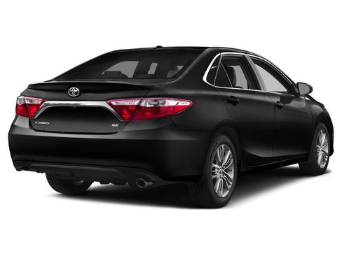 Used 2015 Toyota Camry XSE w/ Moonroof Package FWD image 2