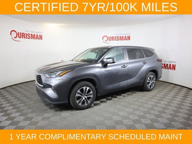 Used 2024 Toyota Highlander XLE FWD image 3