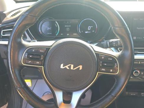 Used 2022 Kia Niro EX w/ Cold Weather Package FWD image 9