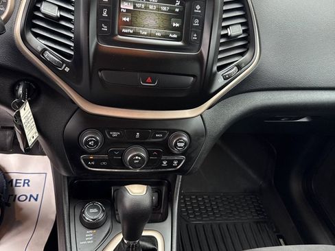 Used 2015 Jeep Cherokee Latitude AWD/4WD image 16