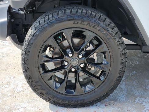 Used 2025 Jeep Gladiator Sport AWD/4WD image 14
