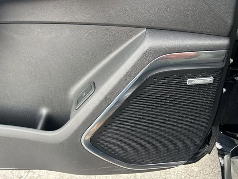 Used 2025 Chevrolet Traverse RS image 19