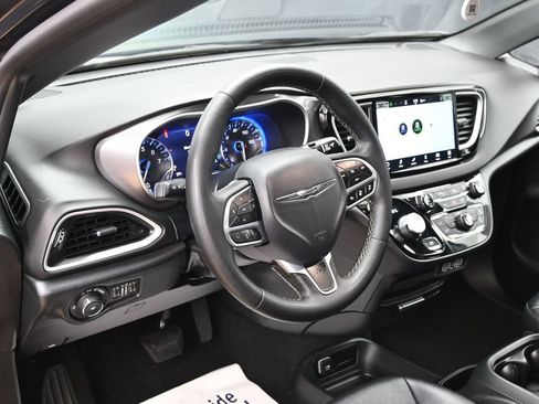 Used 2025 Chrysler Pacifica Select FWD image 16