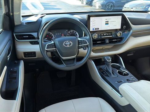 Used 2023 Toyota Highlander XLE FWD image 18