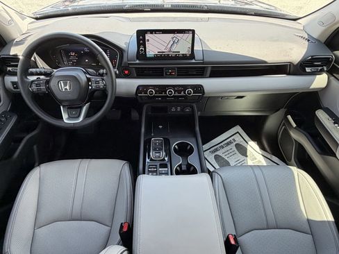 Used 2025 Honda Pilot Elite image 12