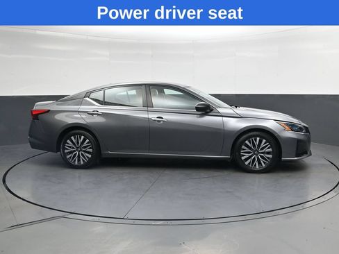Used 2024 Nissan Altima 2.5 SV FWD image 3