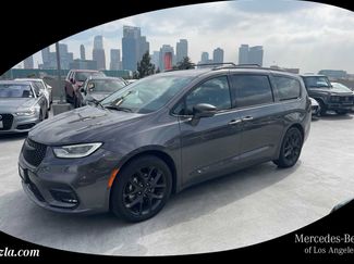 Used 2021 Chrysler Pacifica Touring-L w/ Uconnect Theater Family Group FWD video 1