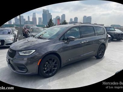 Used 2021 Chrysler Pacifica Touring-L w/ Uconnect Theater Family Group