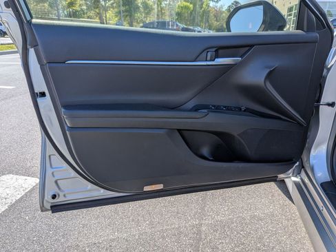 Used 2018 Toyota Camry LE FWD image 12