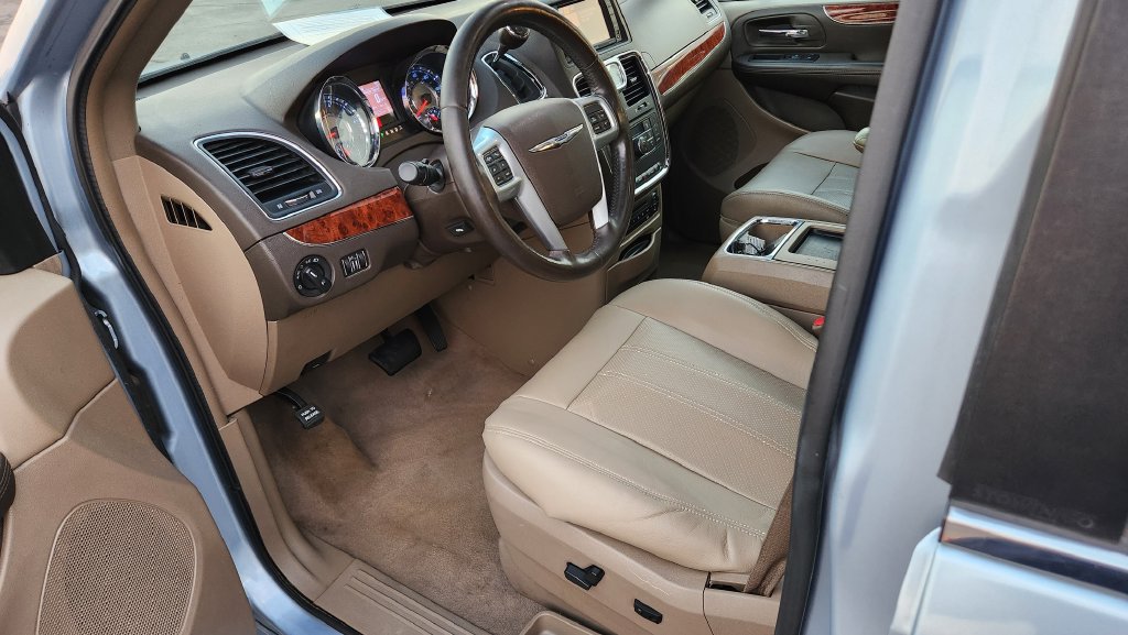 Used 2012 Chrysler Town & Country Touring-L w/ Entertainment Group #2 FWD image 29