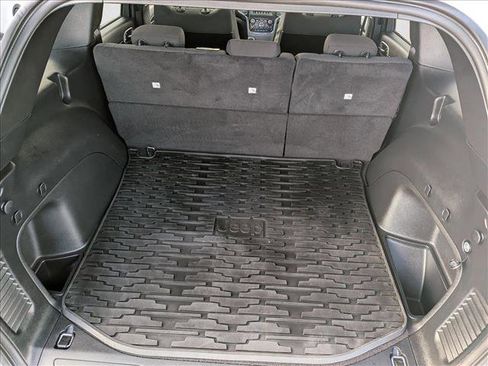 Used 2021 Jeep Grand Cherokee Laredo image 19