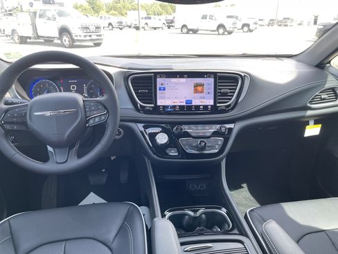 New 2025 Chrysler Pacifica Limited FWD image 14
