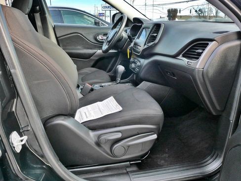 Used 2019 Jeep Cherokee Latitude w/ Cold Weather Group image 24