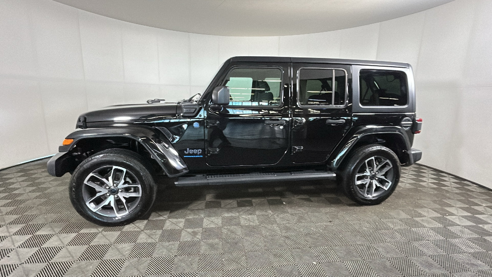 Used 2024 Jeep Wrangler Unlimited w/ Convenience Group AWD/4WD image 7