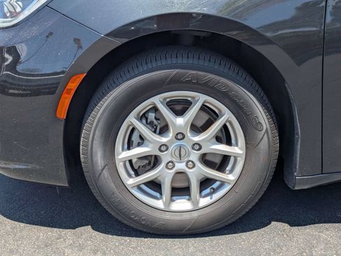 Used 2023 Chrysler Pacifica Touring-L FWD image 13