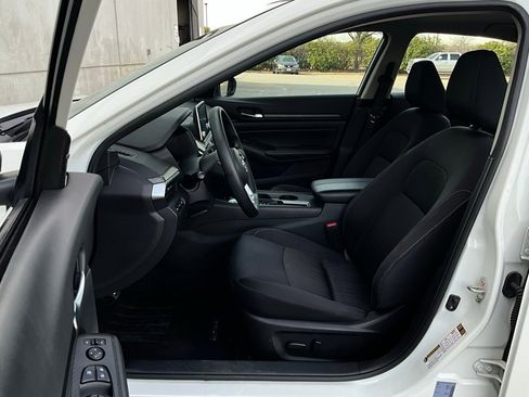 Used 2025 Nissan Altima 2.5 SV image 10