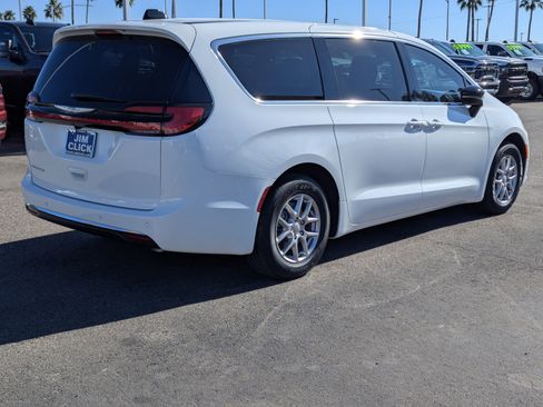 New 2026 Chrysler Pacifica Select image 2