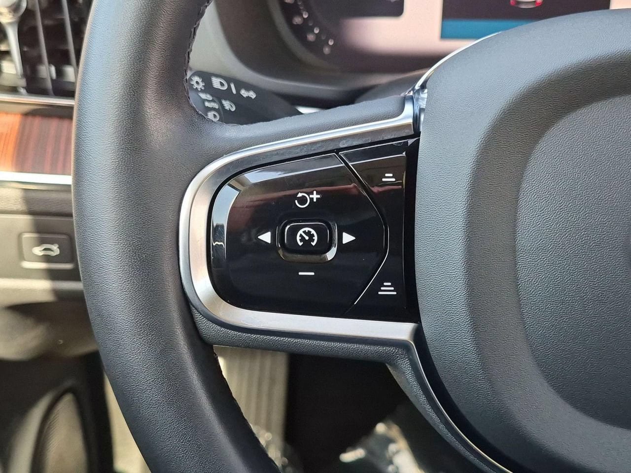 Certified 2024 Volvo XC60 B5 Plus AWD/4WD image 14