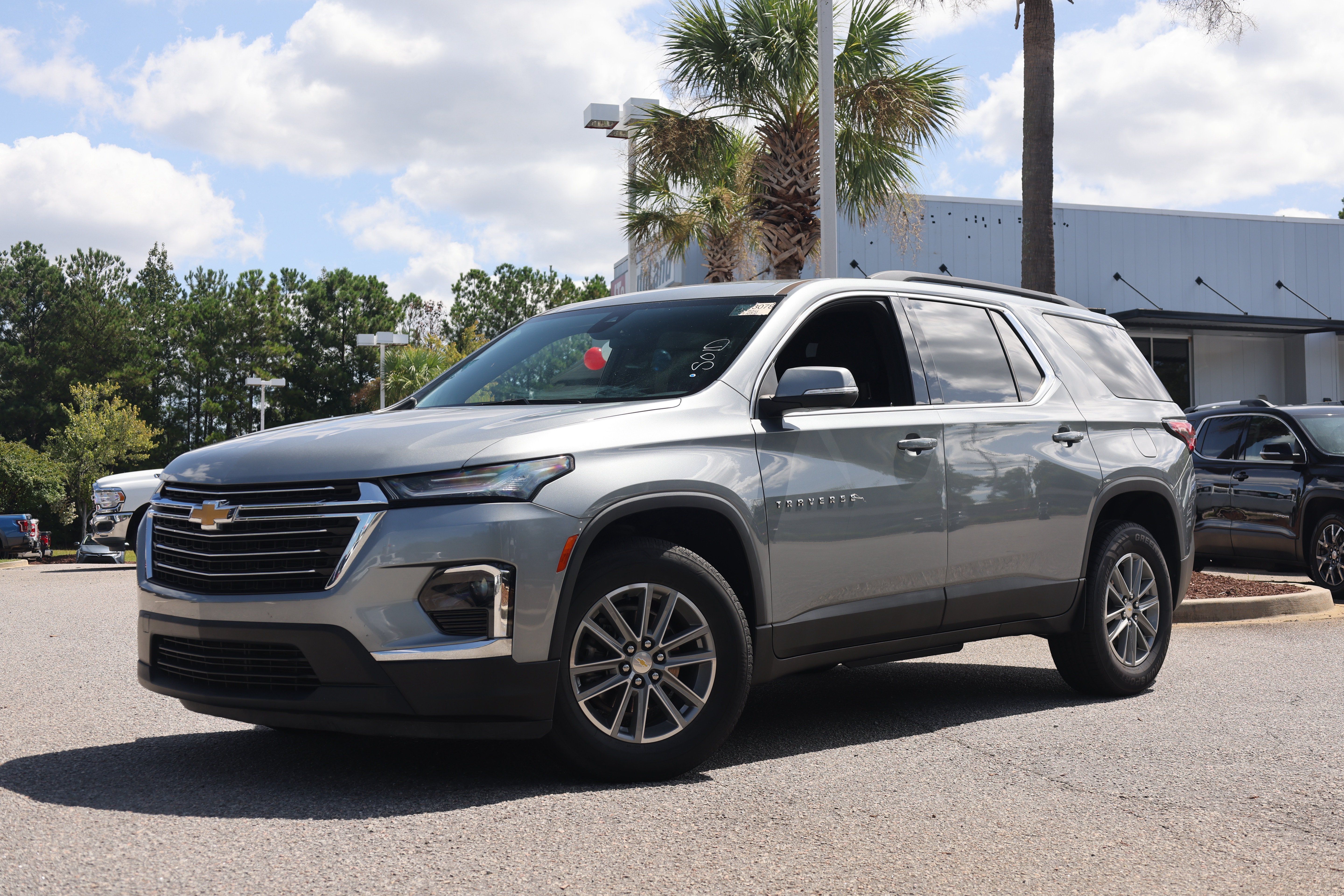 Used 2023 Chevrolet Traverse LT FWD image 1