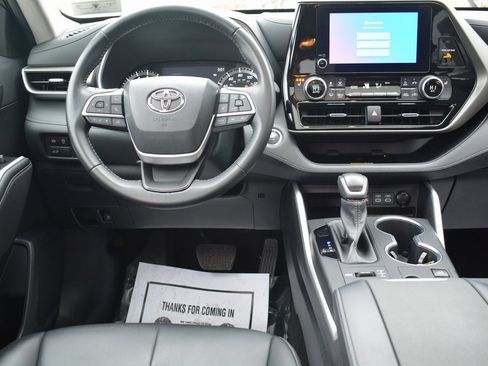 Used 2023 Toyota Highlander XLE image 3